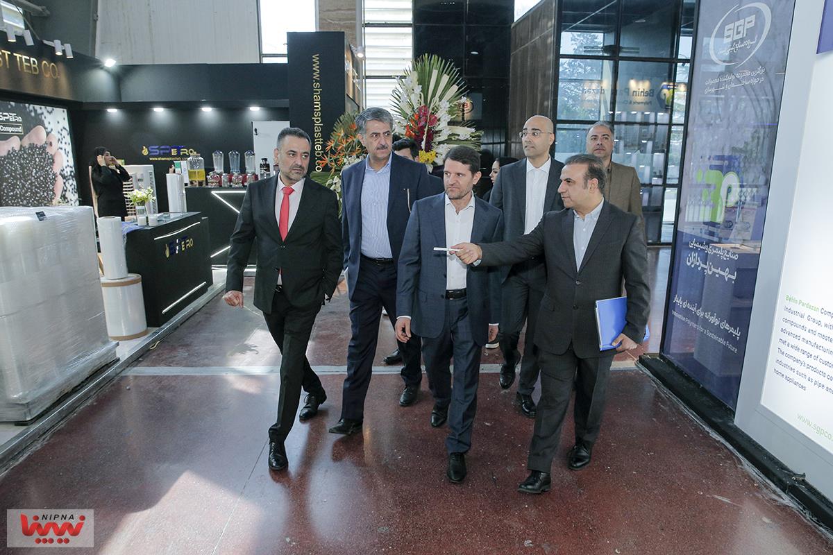 بازدید دکتر حسن عباس زاده معاون وزیر نفت و مدیرعامل شرکت ملی صنایع پتروشیمی در روز سوم از نوزدهمین نمایشگاه بین المللی ایران پلاست (2) 42